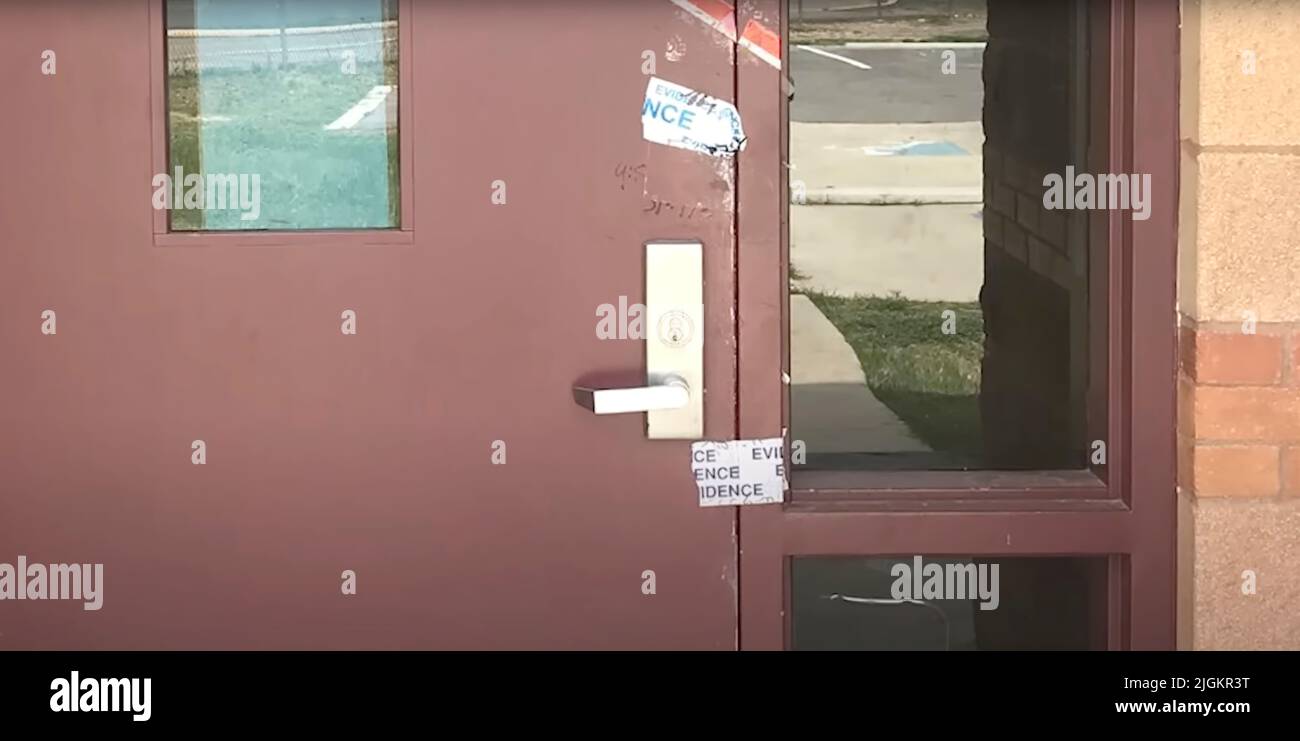 Photo extérieure de la porte d'entrée à l'école Robb à Uvalde, Texas. Salvador Ramos, 18 ans, a utilisé cette porte pour accéder à l'école où il a assassiné et mutilé des enfants. (Photo : fichiers d'enquête Uvalde) Banque D'Images