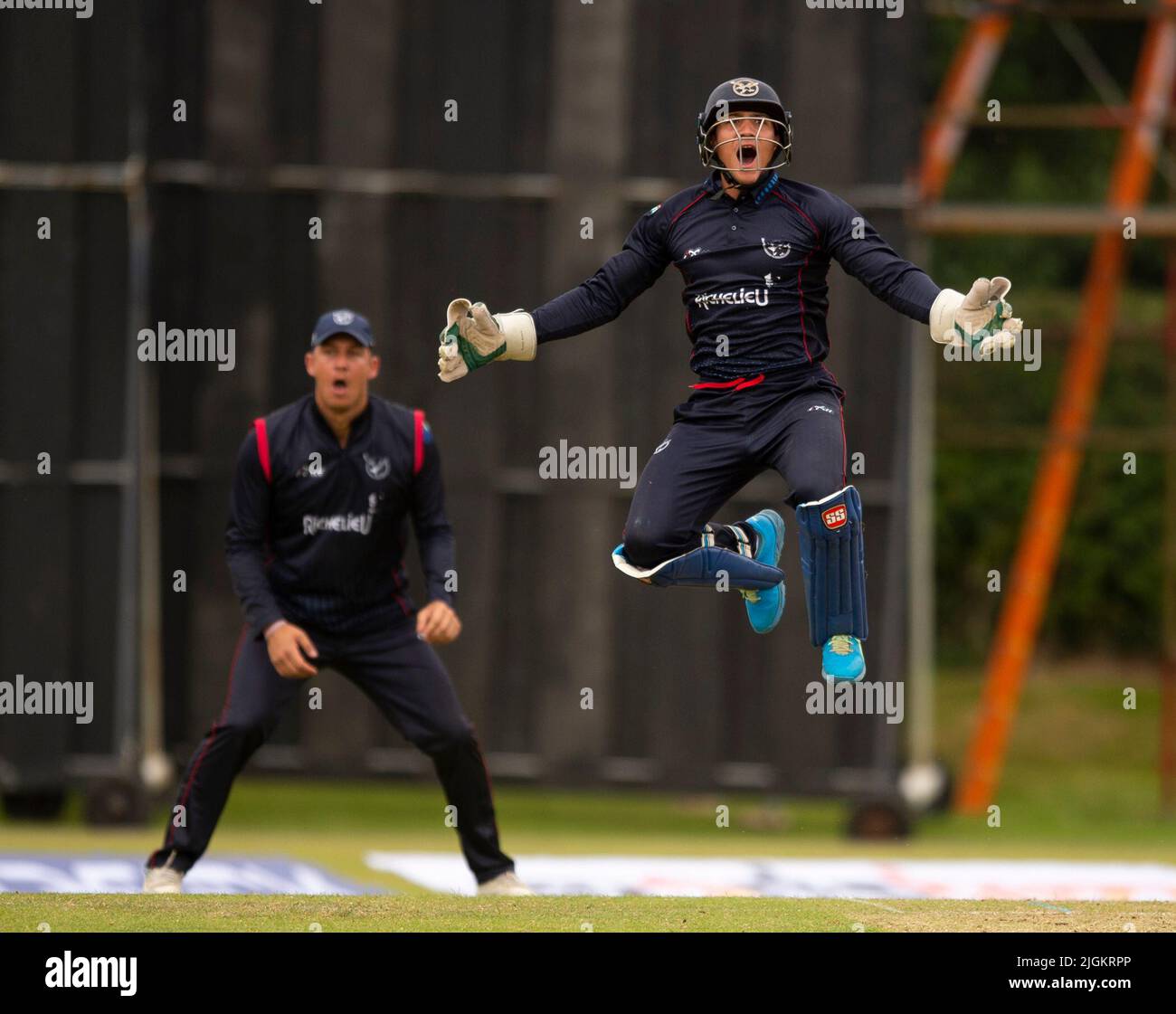 ICC Men's Cricket World Cup League 2 - Népal v, Namibie. 10th juillet 2022. Népal Prenez la Namibie dans la Ligue de coupe du monde de cricket 2 de l'ICC à Cambusdoon, Ayr. Pic shows: High Flying attractive par le gardien de cricket namibien, Zane Green Credit: Ian Jacobs/Alay Live News Banque D'Images