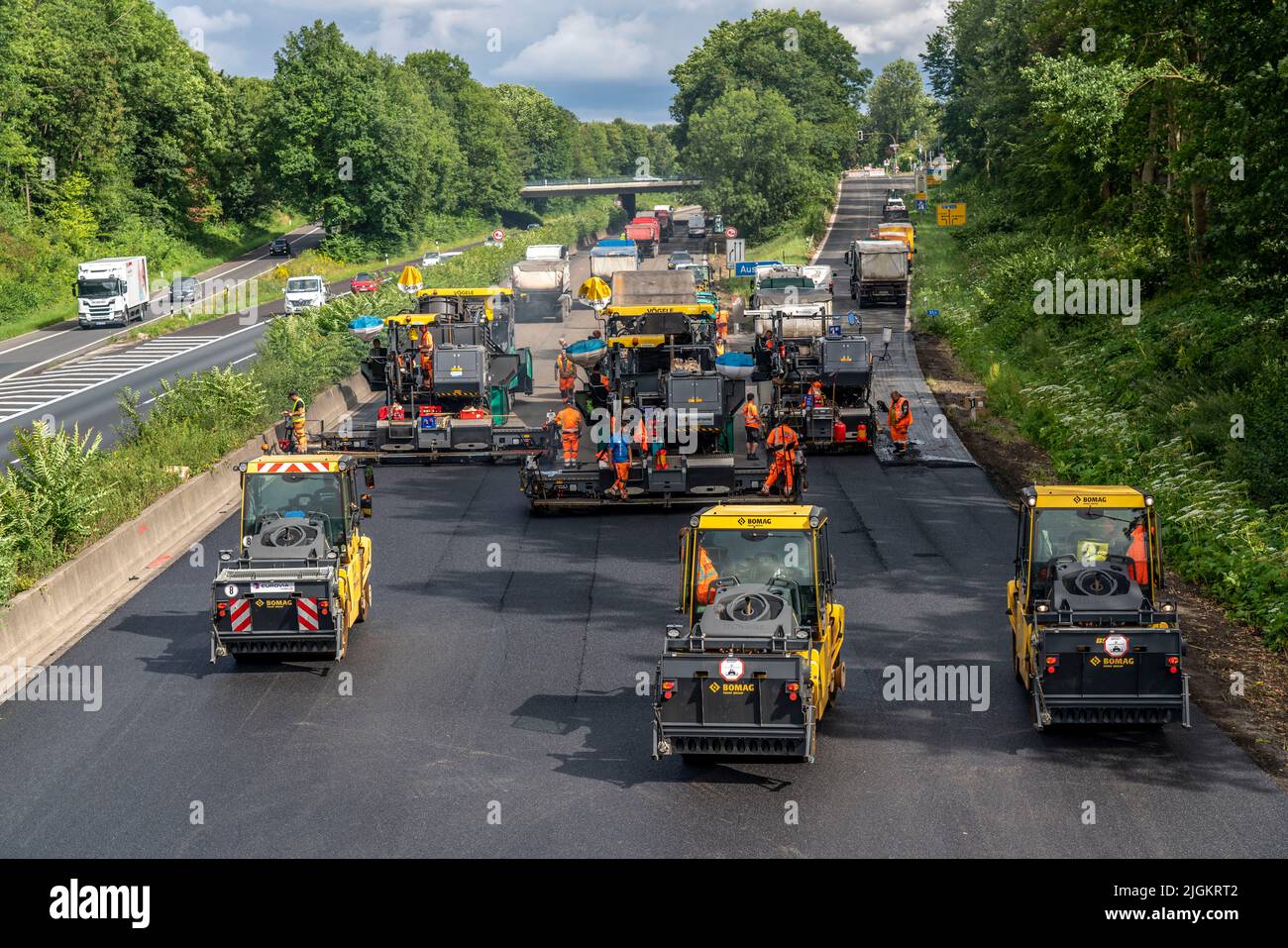 Renouvellement de la surface de la route sur l'autoroute A40 entre la jonction Kaiserberg et Mülheim-Heißen, direction Essen, sur une longueur de 7,6 kilo Banque D'Images