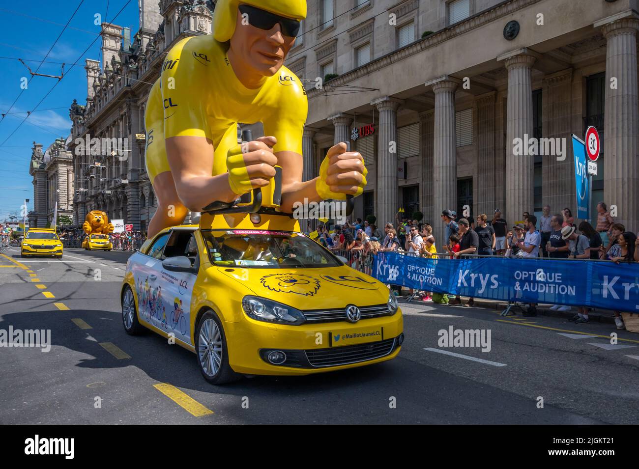 Lausanne, canton de Vaud, Suisse -09.07.2022: Passage d'une voiture publicitaire de jersey jaune LCL dans la caravane du célèbre Tour de France à Swit Banque D'Images