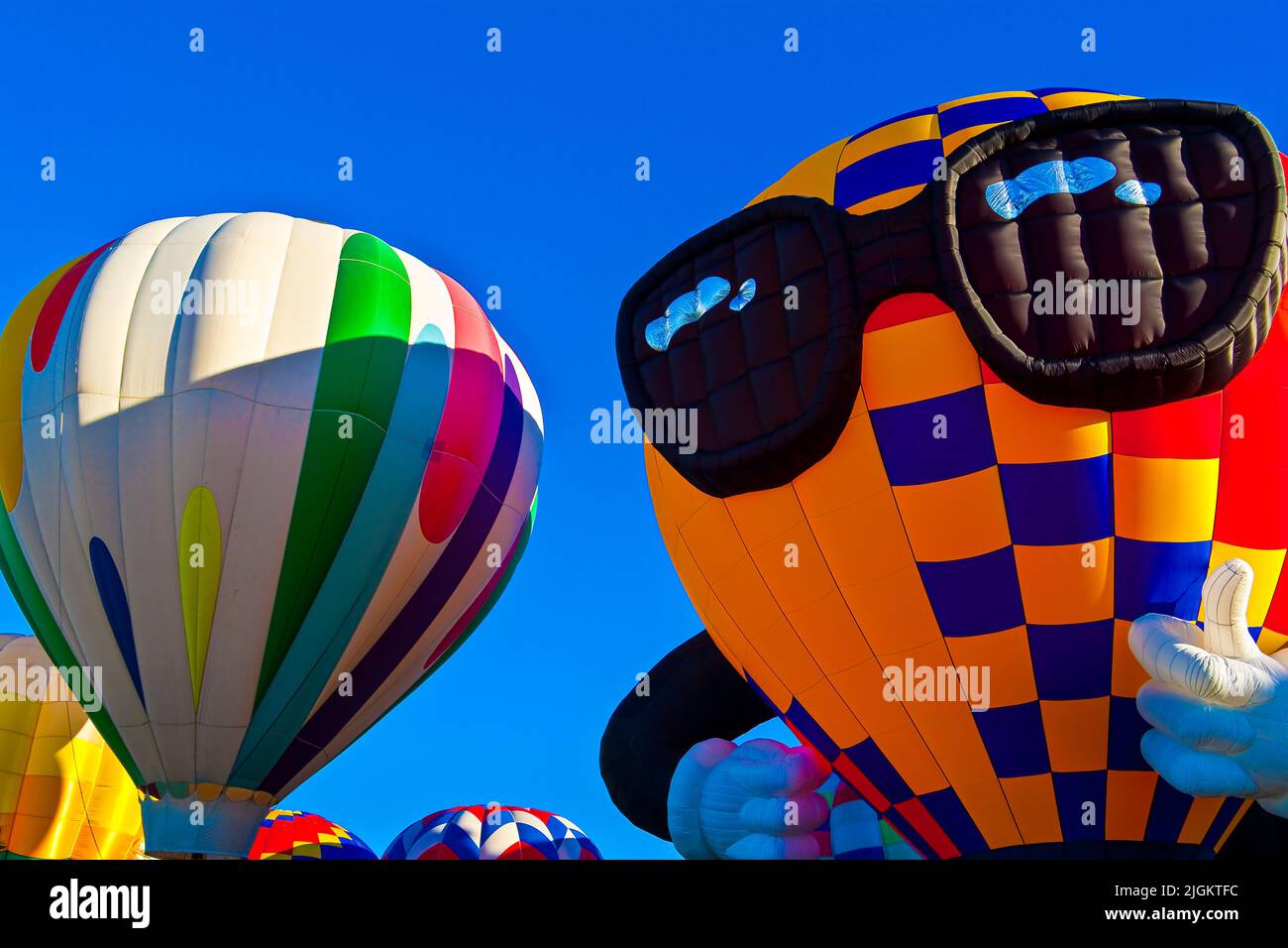 Ascension matinale pour le rodéo Special Shapes, Albuquerque International Balloon Fiesta, Nouveau-Mexique, États-Unis Banque D'Images