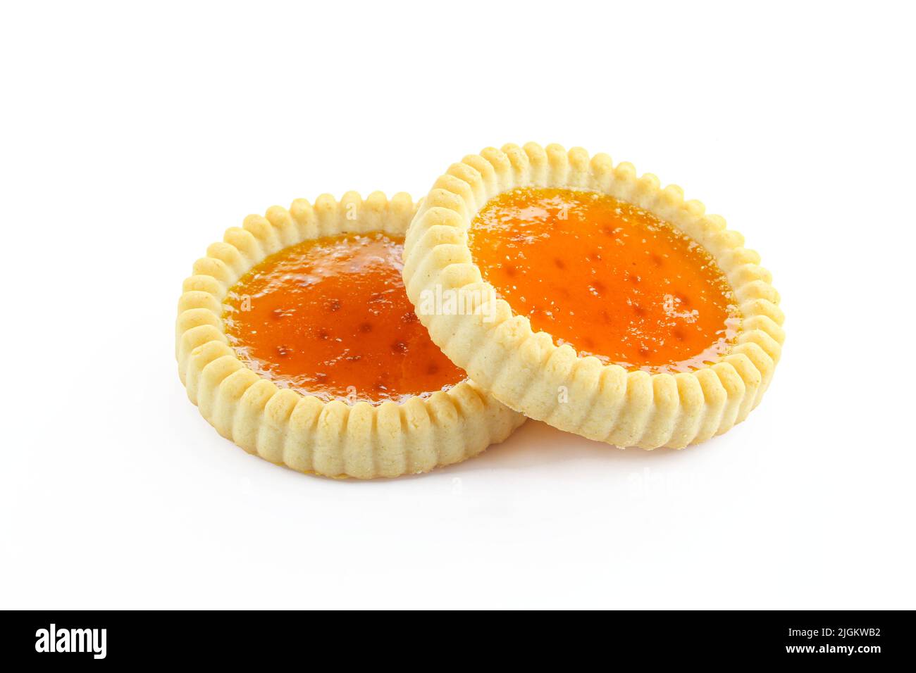 Deux biscuits à tarte à l'abricot, isolés sur fond blanc. Gâteries orange brillantes Banque D'Images