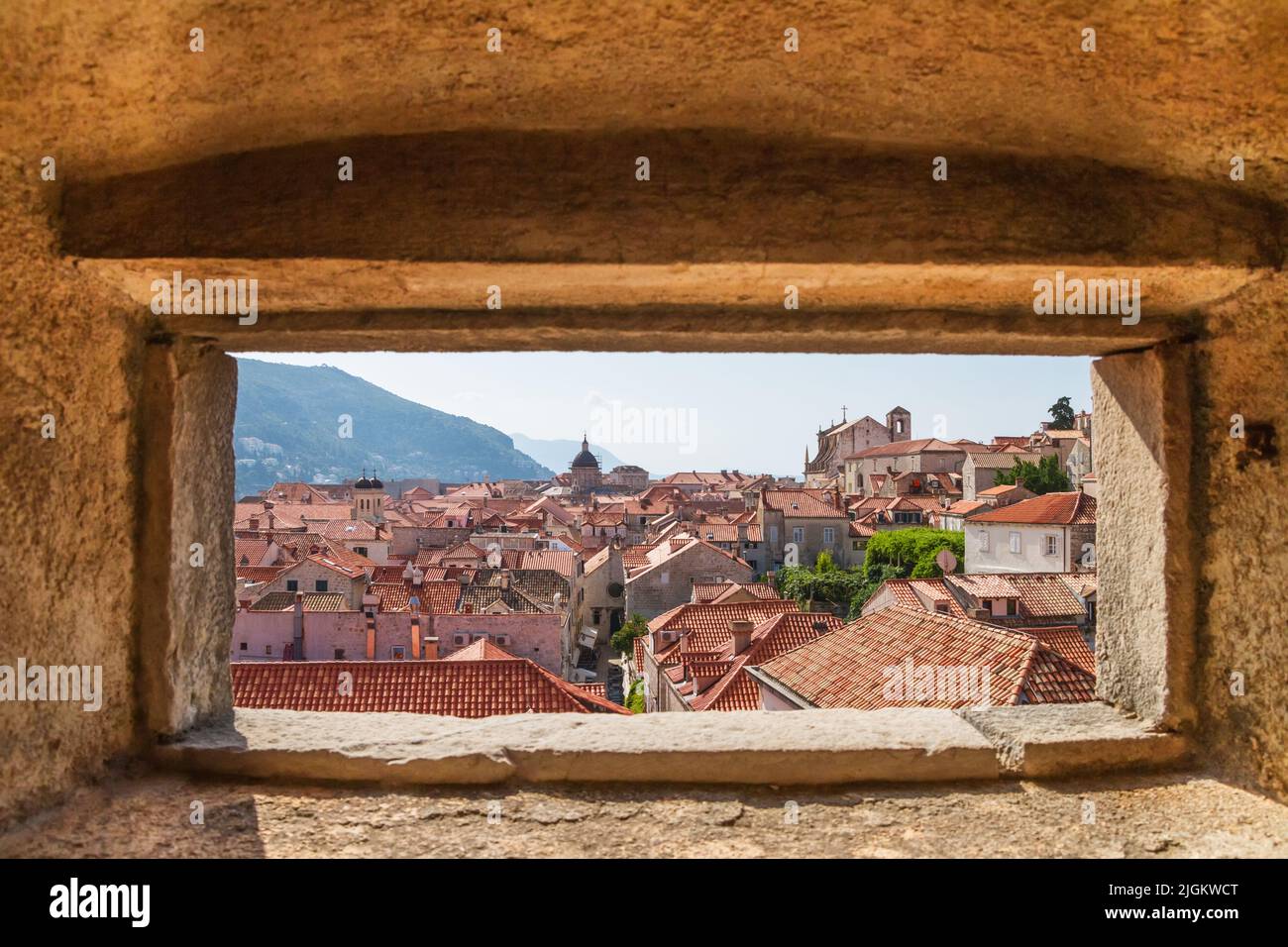 Paysage urbain méditerranéen d'été - vue de dessus de la tour de forteresse des toits de la vieille ville de Dubrovnik, sur la côte Adriatique de la Croatie Banque D'Images