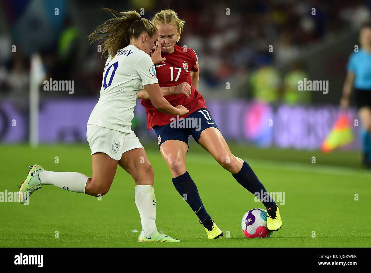 Brighton, Royaume-Uni. 11th juillet 2022. Julie Blakstad de Norvège (R) détient Georgia Stanway of England Women (L). UEFA Women's Euro England 2022, Group A match, England Women v Norway Women au Falmer Stadium de Brighton & Hove à Sussex le lundi 11th juillet 2022. Cette image ne peut être utilisée qu'à des fins éditoriales. Utilisation éditoriale uniquement, licence requise pour une utilisation commerciale. Aucune utilisation dans les Paris, les jeux ou les publications d'un seul club/ligue/joueur. photo par Steffan Bowen/Andrew Orchard sports photographie/Alay Live news crédit: Andrew Orchard sports photographie/Alay Live News Banque D'Images