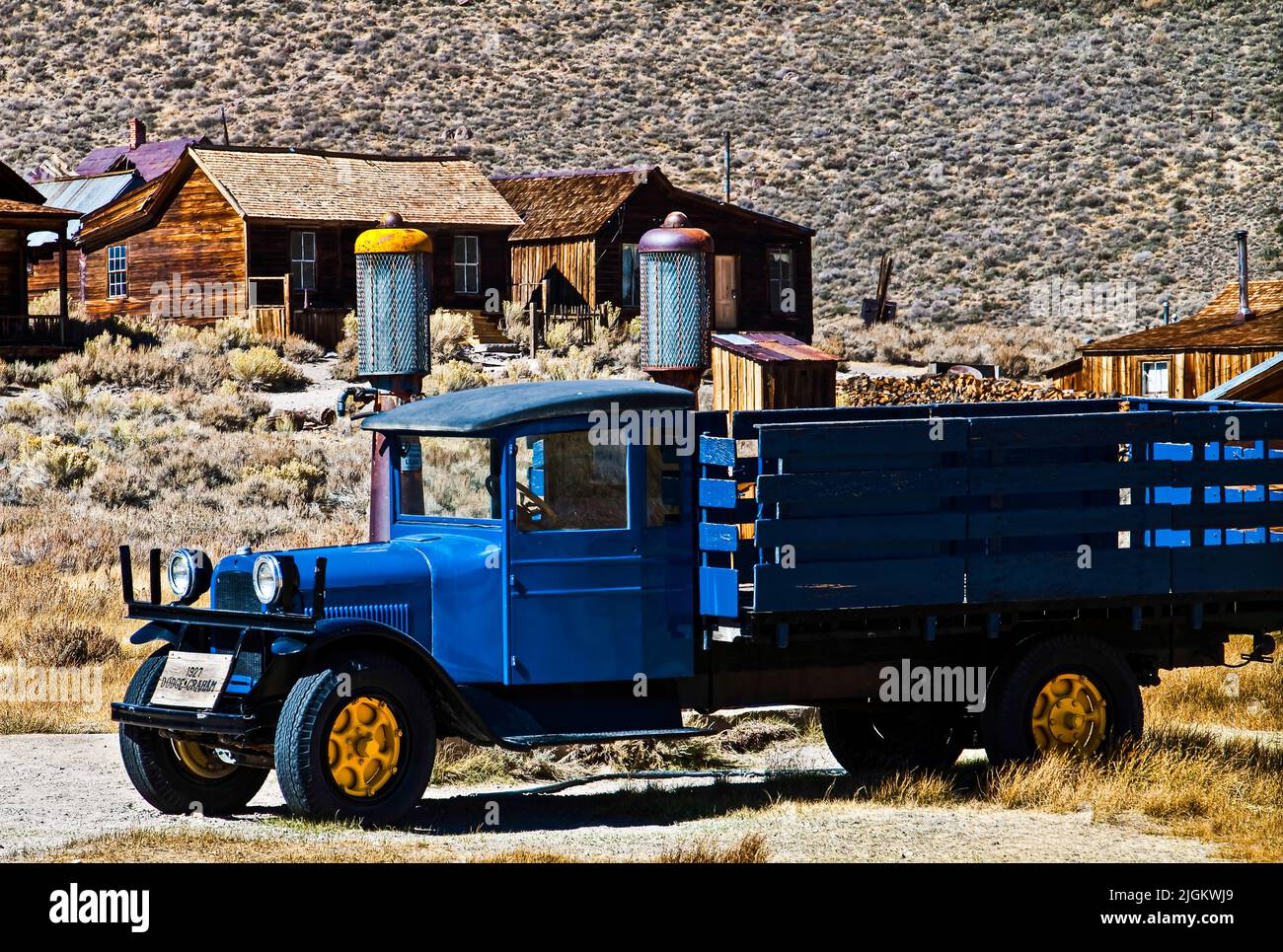 1927 Dodge Graham Truck devant la station de service Old Shell au magasin et entrepôt Boone sur main, Parc historique de l'État de Bodie, Californie, U Banque D'Images
