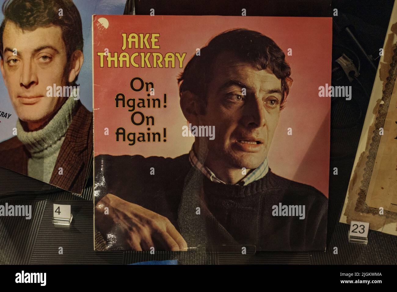 'On de nouveau! On Again!', le quatrième album studio de Jake Thackray exposé dans un musée au Royaume-Uni. Banque D'Images
