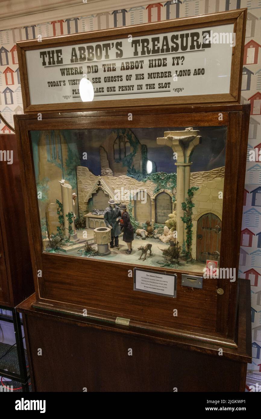 'The Abbots Treasure où l'Abbot l'a-t-il caché ?', une machine d'arcade à pièces de 1930s exposée dans un musée au Royaume-Uni. Banque D'Images