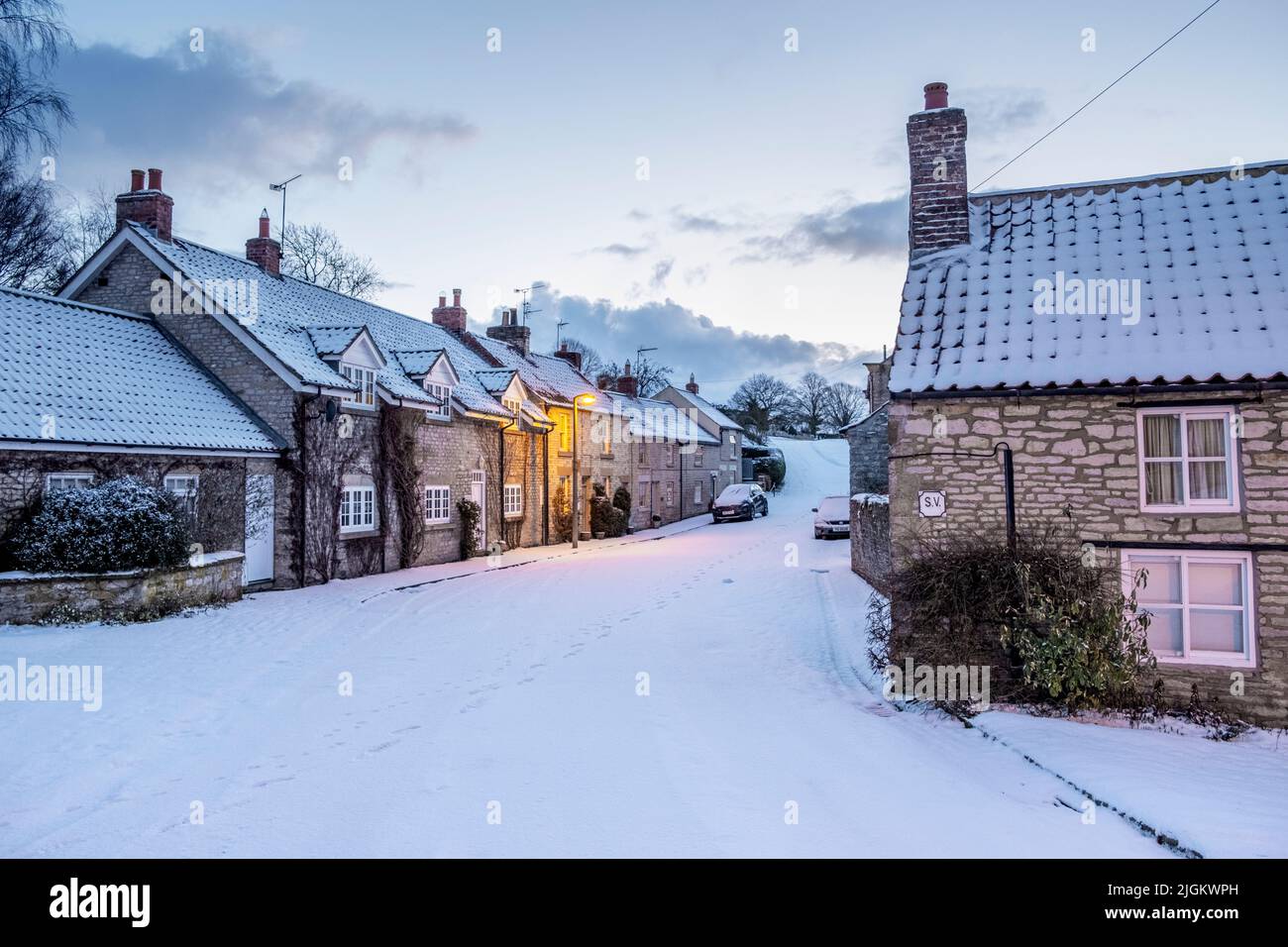 Neige d'hiver dans le village du North Yorkshire ou Wrelton Banque D'Images