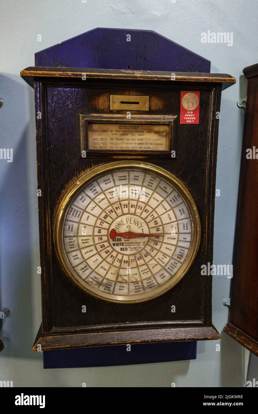 Une machine vintage d'un penny dire fortune (« prédire » votre nombre d'enfants, l'argent et l'âge de la mort exposés dans un musée au Royaume-Uni. Banque D'Images