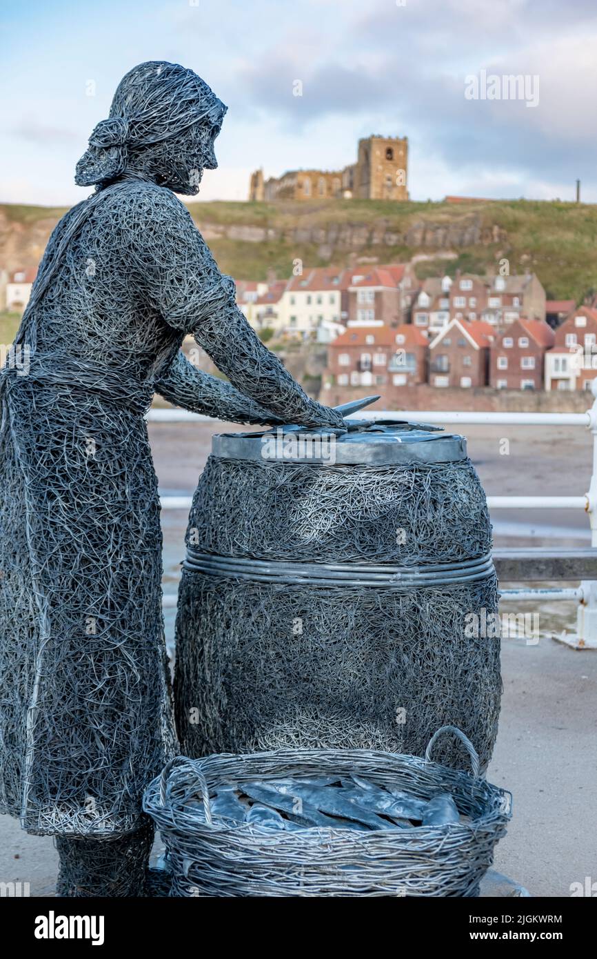 Sculptures de Herring Girl, Whitby dans le North Yorkshire. Sculptures d'Emma Stothard. Dans le cadre du sentier du patrimoine de Whitby Banque D'Images