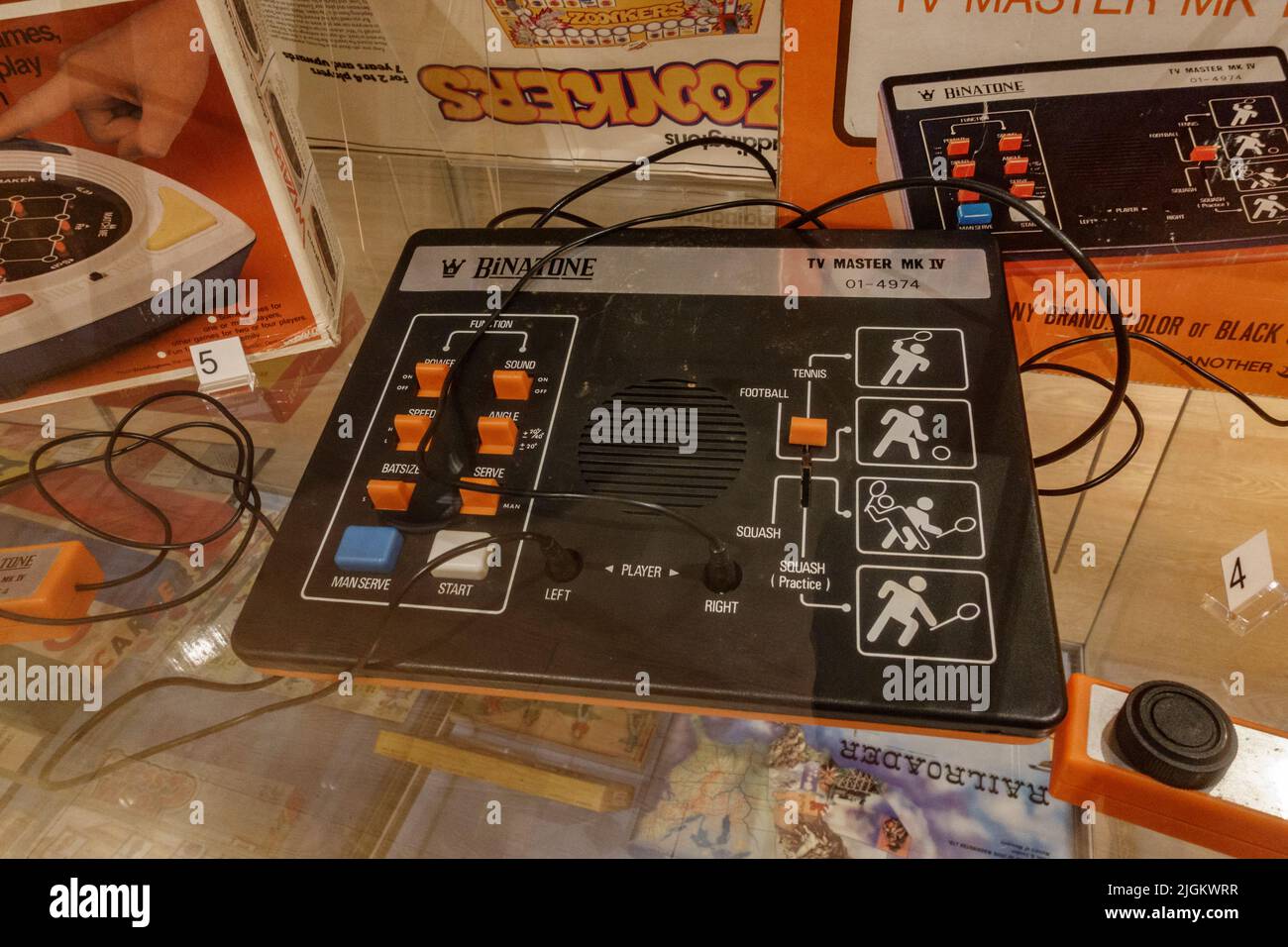 Un jeu de maquettes Binatone TV Master Mk IV (fin 1970s) exposé dans un musée au Royaume-Uni. Banque D'Images