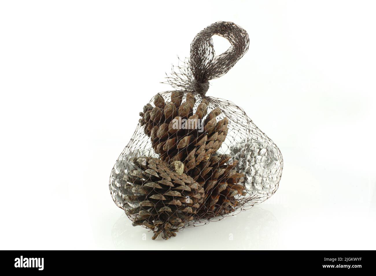 Vacances décoration cônes de pin dans sac de filet isolé sur fond blanc Banque D'Images
