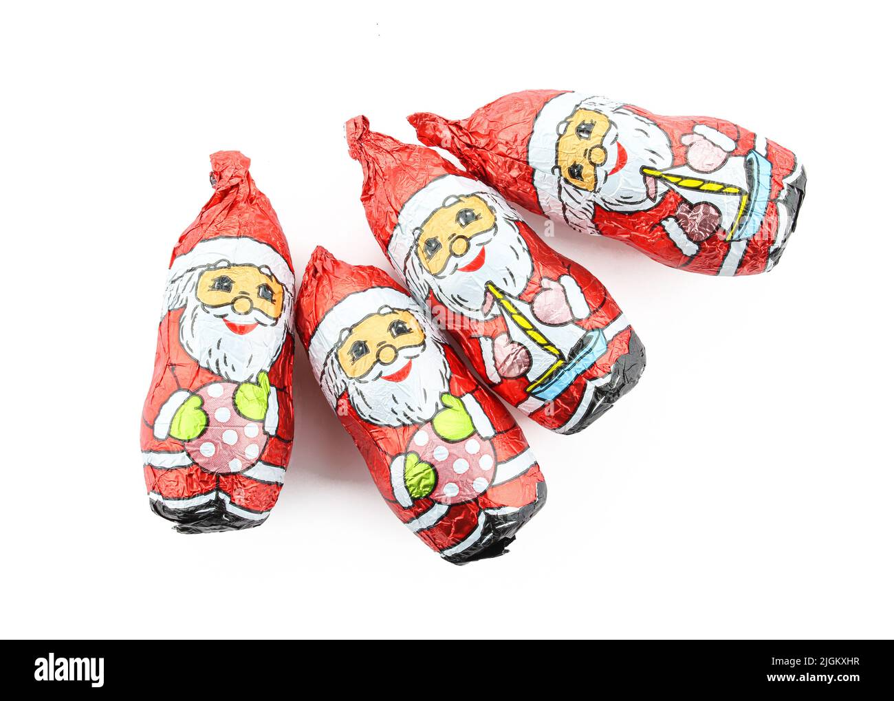 Groupe de figurines de père noël au chocolat enveloppées dans une feuille isolée sur fond blanc Banque D'Images