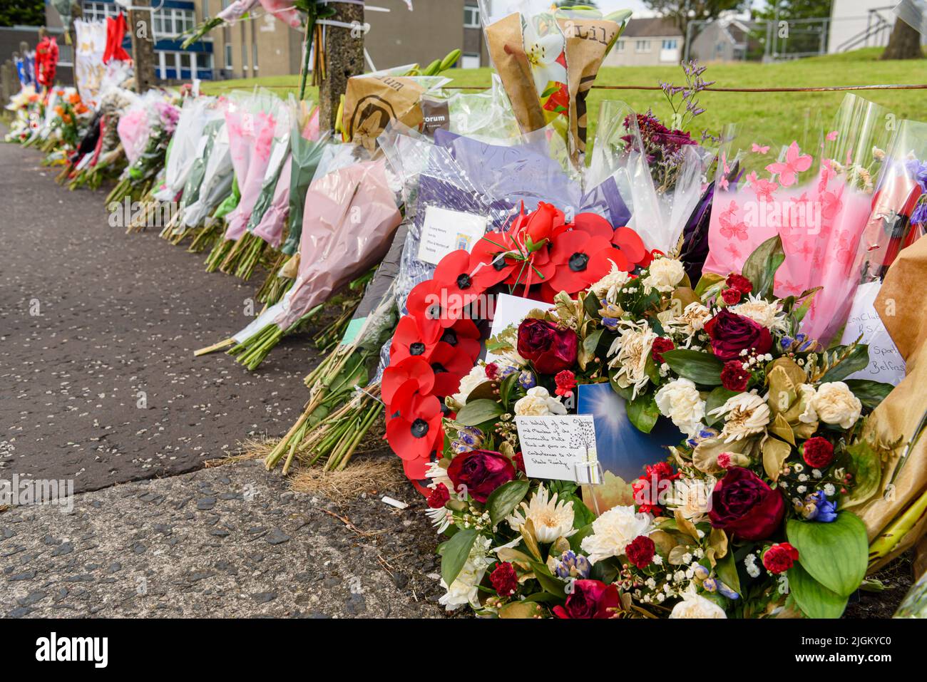 Larne, Irlande du Nord, Royaume-Uni, Royaume-Uni. 11th juillet 2022 - les hommages floraux sont rendus à la mémoire de John Steele, qui est décédé après avoir été tué par un feu de camp samedi soir. Crédit : Stephen Barnes/Alay Live News Banque D'Images