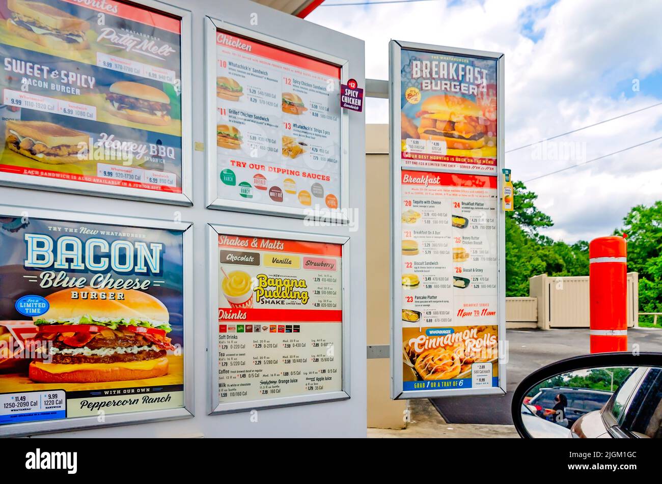 Le menu du drive de Whataburger est illustré, 11 juillet 2022, à Mobile, Alabama. Banque D'Images
