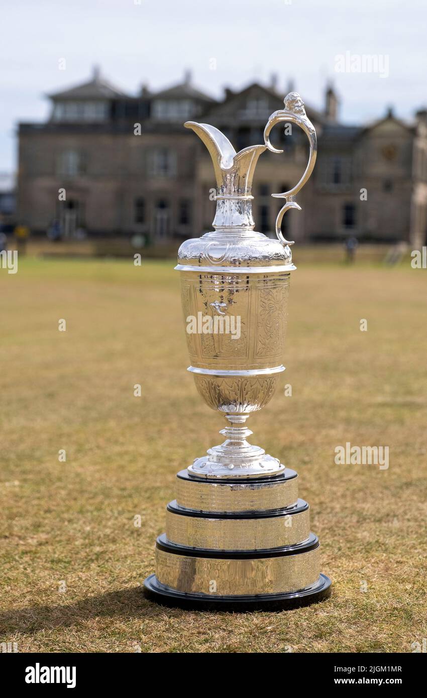 150th Open GolfChampionships, St Andrews, 11 juillet 2022 le Open Claret Jug sur le fairway 18th en face du R & A clubhouse au Old course, St Andrews, Écosse. Crédit : Ian Rutherford/Alay Live News. Banque D'Images