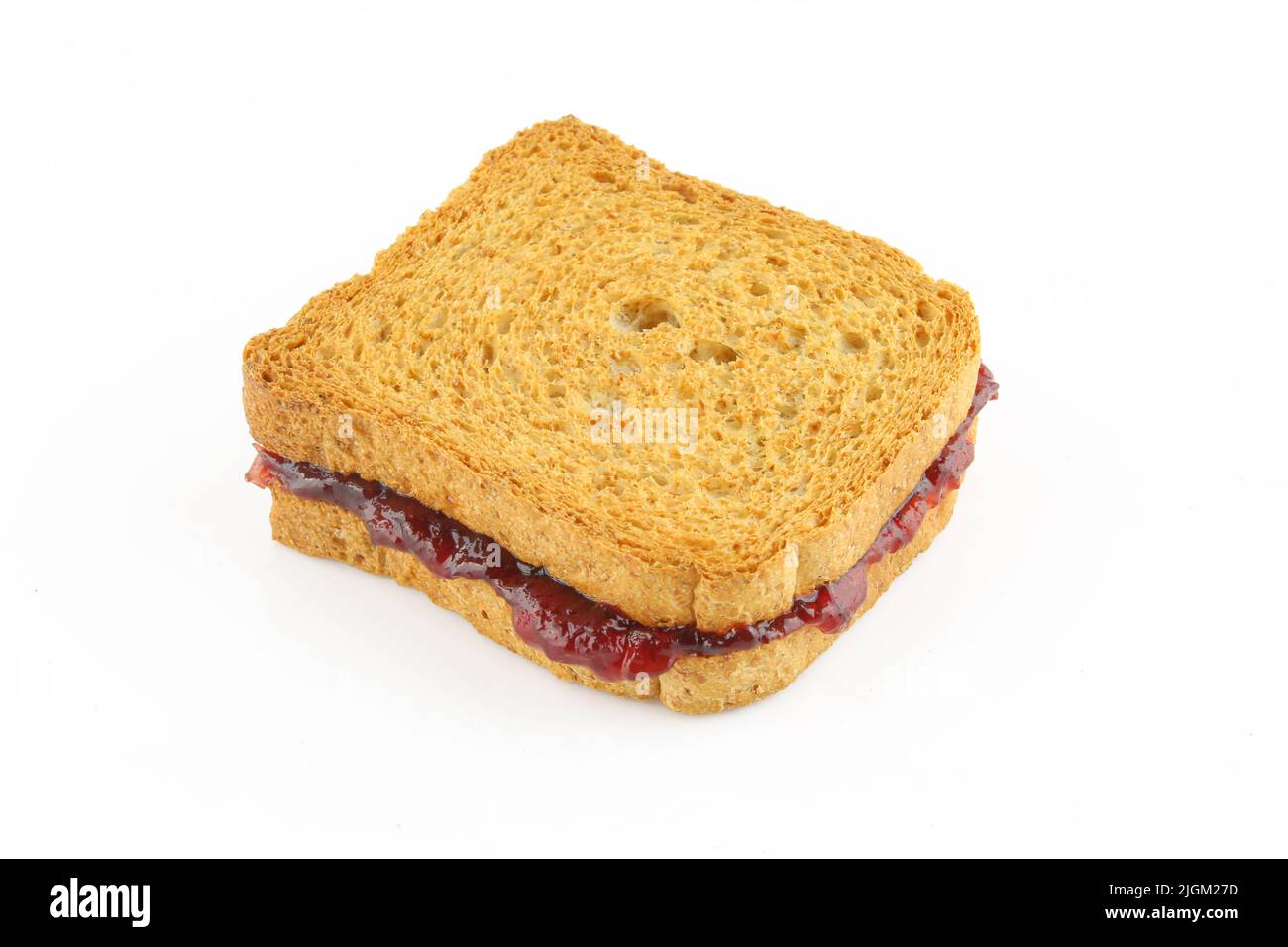 Griller le sandwich avec de la marmelade de fruits rouges isolée sur fond blanc. En-cas avec confiture et confiture Banque D'Images