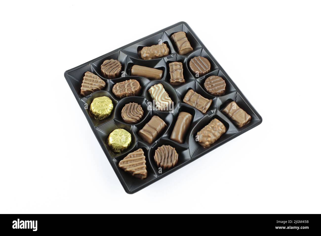 Variété de pralines au chocolat doux dans un emballage en plastique isolé sur fond blanc Banque D'Images