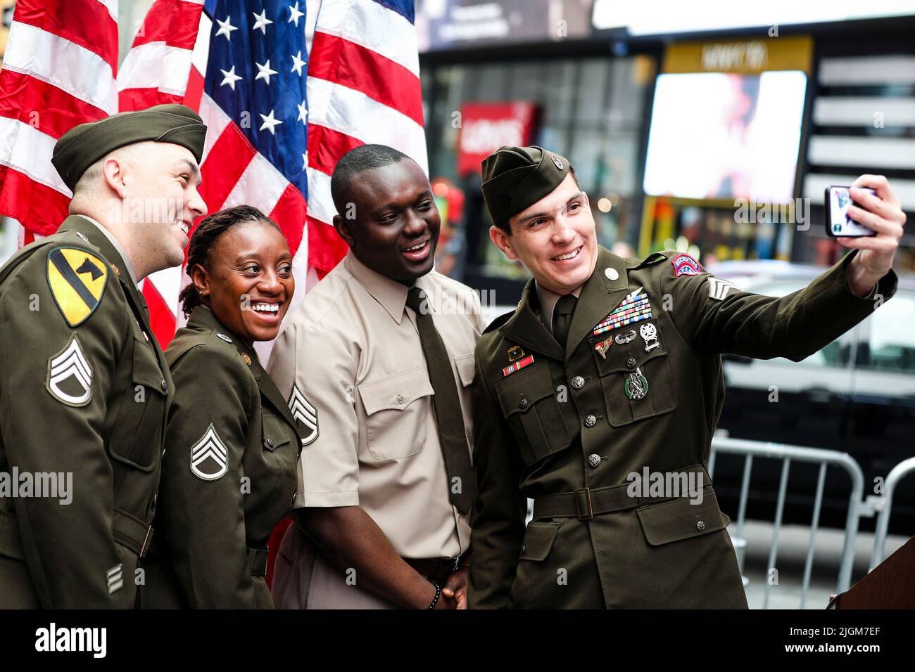 New York, New York, États-Unis. 14th juin 2022. (De droite à gauche) Sgt. Bosco Sandigo, sergent d'état-major. Kofi Serebour, sergent d'état-major. Ackeilia Richards et le sergent d'état-major. Brandon Ferraro, avec le bataillon de recrutement de la ville de New York de l'armée américaine, pose pour un « selfie » lors d'une cérémonie d'anniversaire de l'armée américaine à Times Square, New York, on 14 juin 2022. La cérémonie a commémoré l'anniversaire de l'Armée de terre 247th et a souligné l'engagement de l'Armée de terre en 24/7 à l'égard de la préparation mondiale et de la famille de l'Armée de terre. Credit: Armée américaine /ZUMA Press Wire Service/ZUMAPRESS.com/Alamy Live News Banque D'Images