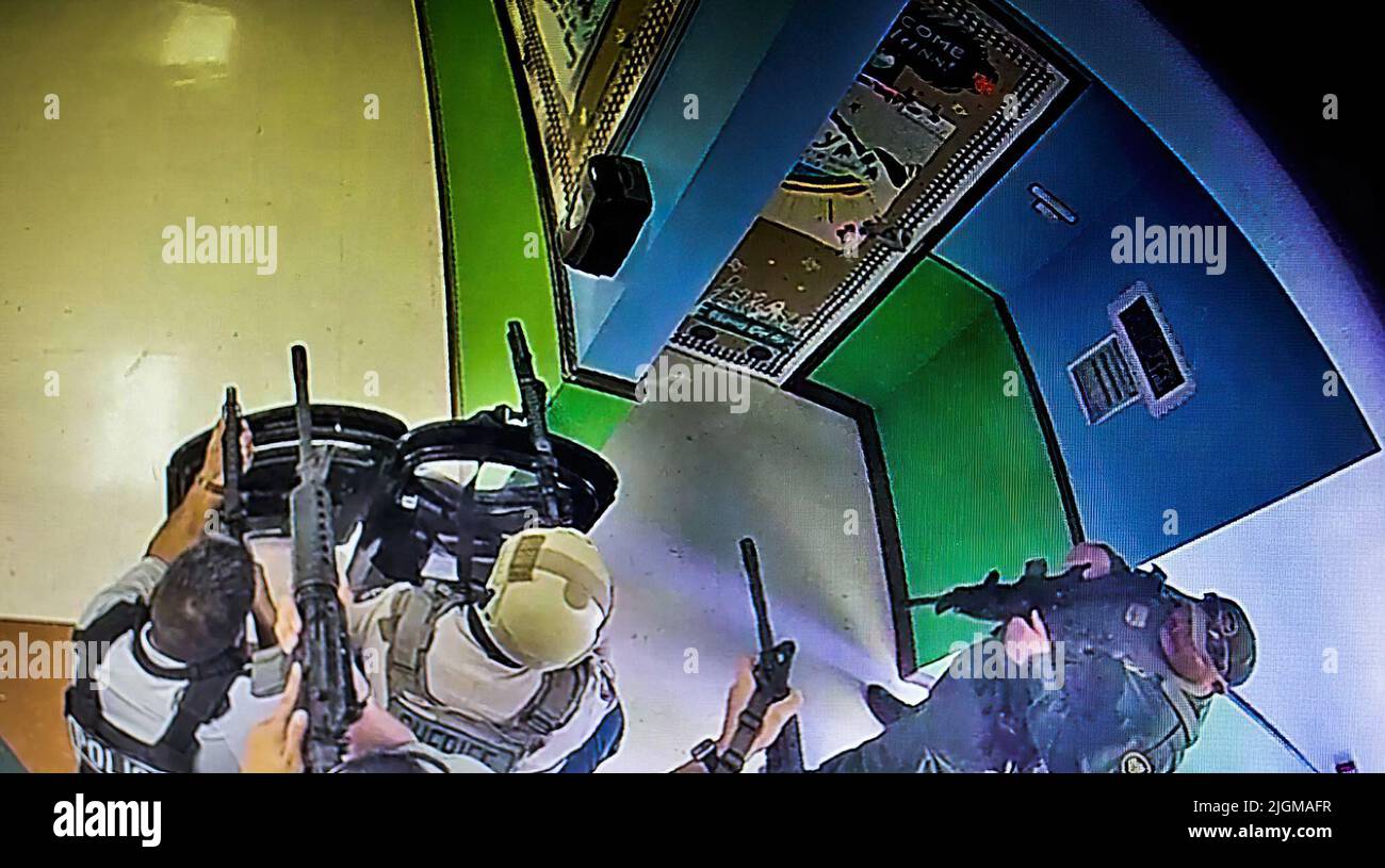 Une vidéo de surveillance d'école montre plusieurs policiers qui attendent dans un couloir de l'école élémentaire Robb, armés de fusils et d'au moins un bouclier balistique protecteur. Cela a été de 19 minutes après avoir reçu un appel 911 de l'école. La police a attendu près d'une heure et demie avant d'entrer dans la salle d'école où se trouvait l'homme armé. (Photo : fichiers d'enquête Uvalde) Banque D'Images Une vidéo de surveillance d'école montre plusieurs policiers qui attendent dans un couloir de l'école élémentaire Robb, armés de fusils et d'au moins un bouclier balistique protecteur. Cela a été de 19 minutes après avoir reçu un appel 911 de l'école. La police a attendu près d'une heure et demie avant d'entrer dans la salle d'école où se trouvait l'homme armé. (Photo : fichiers d'enquête Uvalde) Banque D'Images