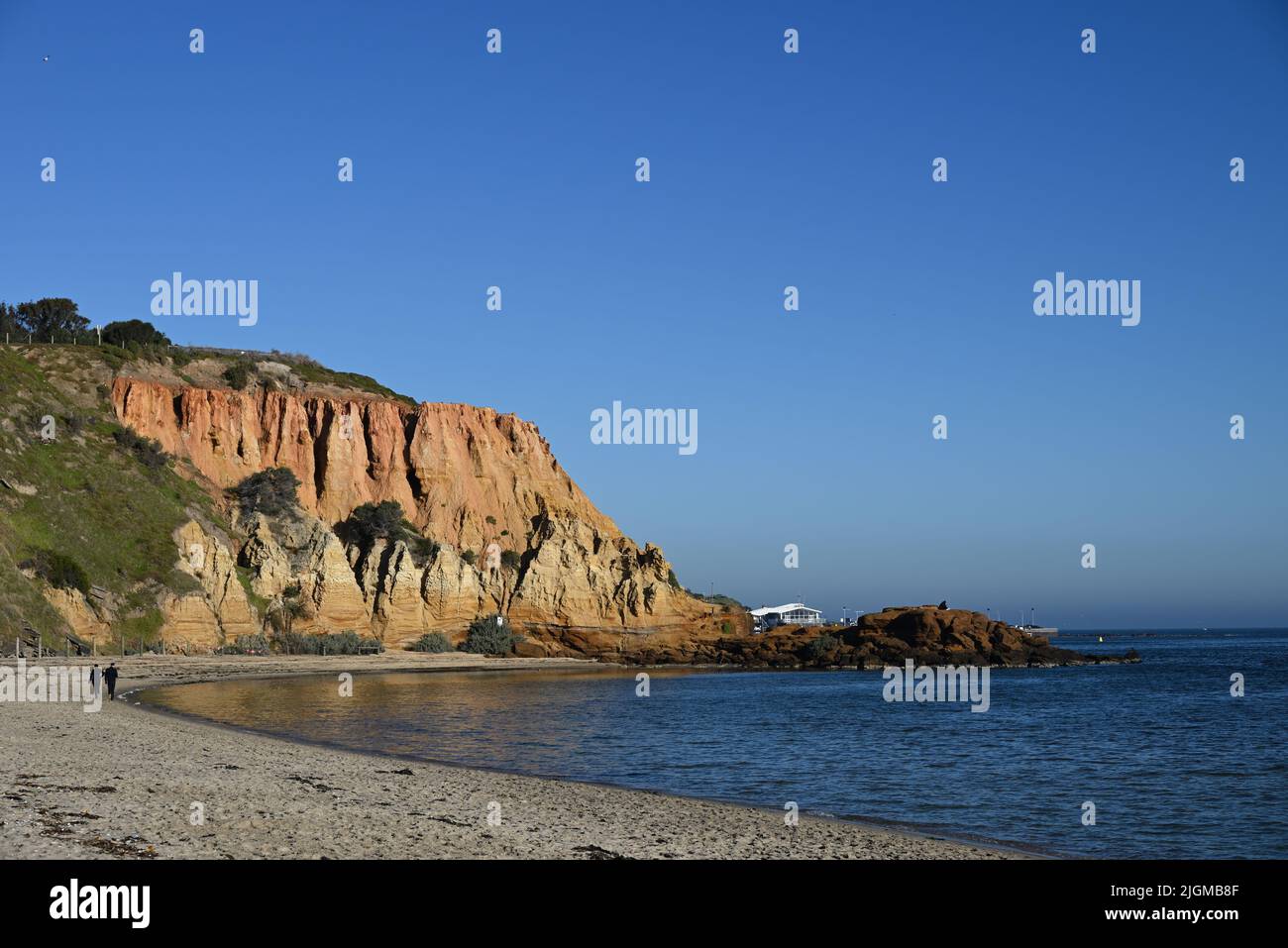 Vue nord des falaises de grès connues sous le nom de Red Bluff, avec jetée cachée en arrière-plan Banque D'Images