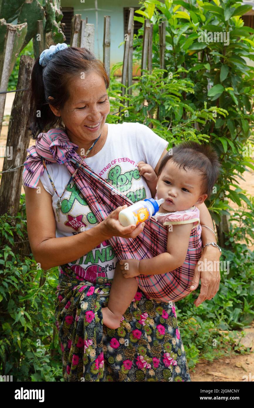 Un lahimère et un enfant dans un village sur le long de la rivière MAE KOK de Thaton à Chiang Rai - THAÏLANDE Banque D'Images