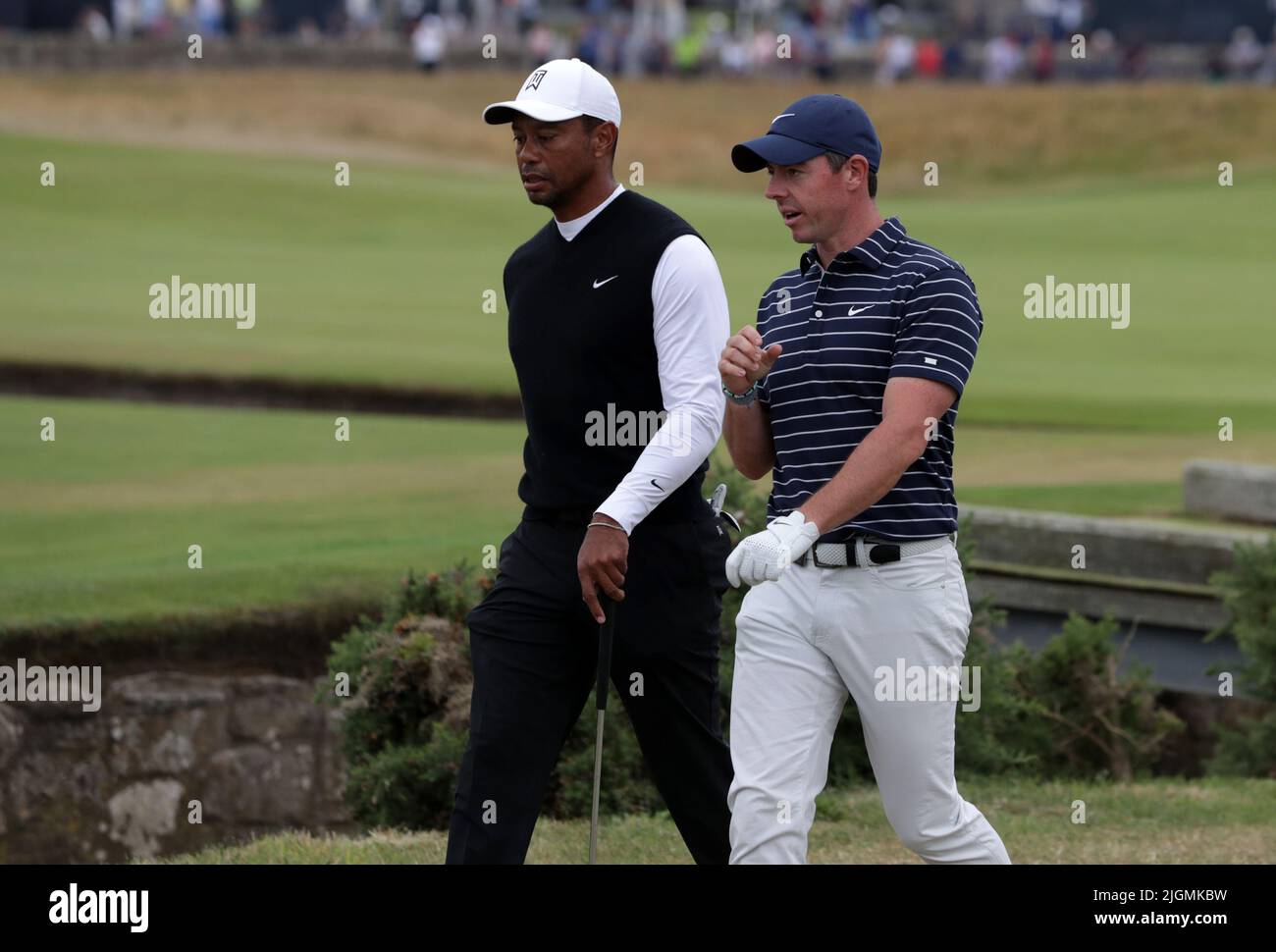 St Andrews, Fife, Écosse, Royaume-Uni. St Andrews, Fife, Écosse, Royaume-Uni. 11th juillet 2022, Old course at St Andrews, St Andrews, Fife, Écosse; les activités de pré-tournoi du championnat de golf ouvert; Tiger Woods (USA) marche avec Rory McIlroy jusqu'au tee au second trou Credit: Action plus Sports Images/Alay Live News Banque D'Images