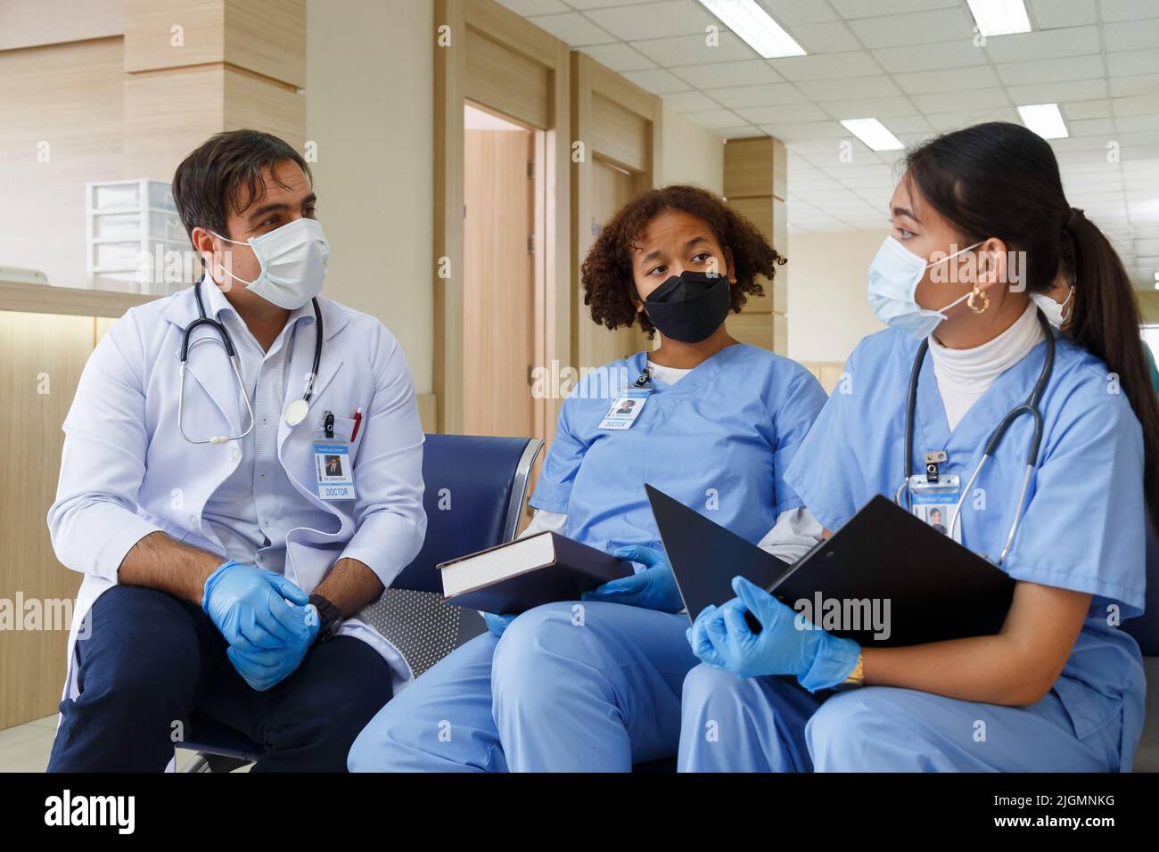 professeur médecin donner des conseils et discuter avec l'équipe étudiante stagiaire pour la planification de la chirurgie et le traitement des patients dans l'école de médecine de l'hôpital Banque D'Images