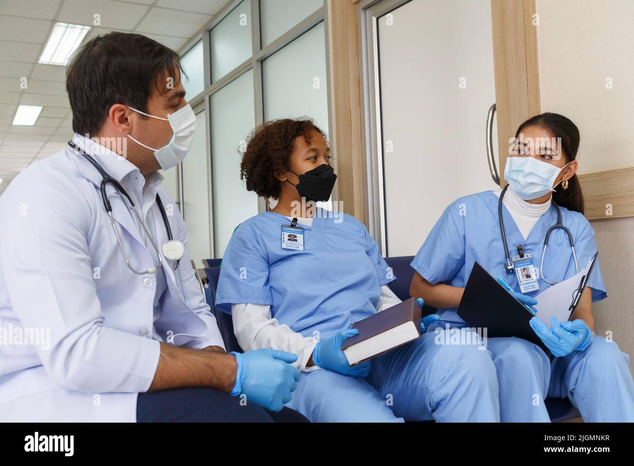 professeur médecin donner des conseils et discuter avec l'équipe étudiante stagiaire pour la planification de la chirurgie et le traitement des patients dans l'école de médecine de l'hôpital Banque D'Images