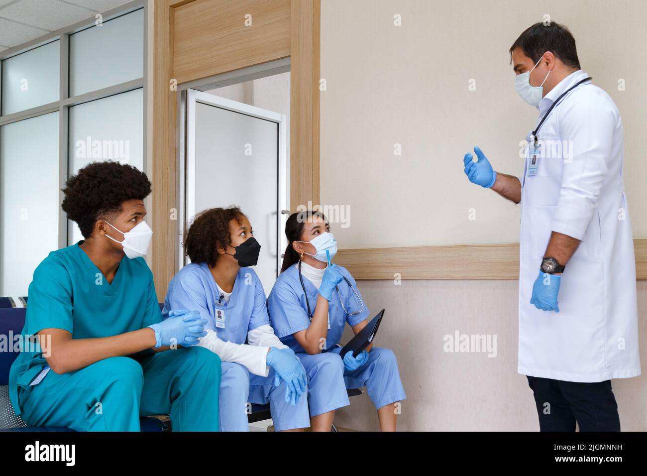 professeur médecin donner des conseils et discuter avec l'équipe étudiante stagiaire pour la planification de la chirurgie et le traitement des patients dans l'école de médecine de l'hôpital Banque D'Images