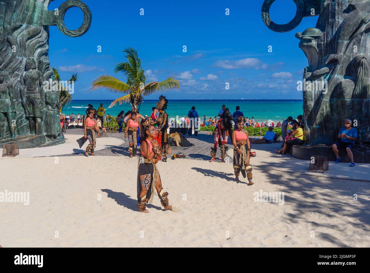 Danse des jeunes filles indiennes mayas à Playa del Carmen, Yukatan, Mexique. Banque D'Images