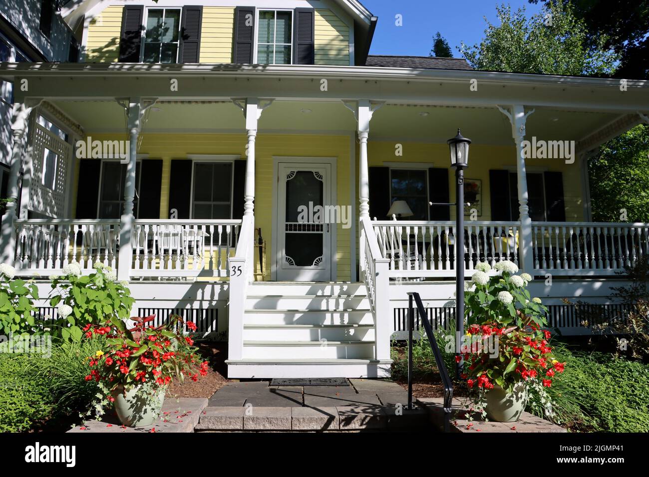 Façade de la maison jaune et blanche dans la région de l'établissement Chautauqua, dans le nord de l'État de New York. Banque D'Images