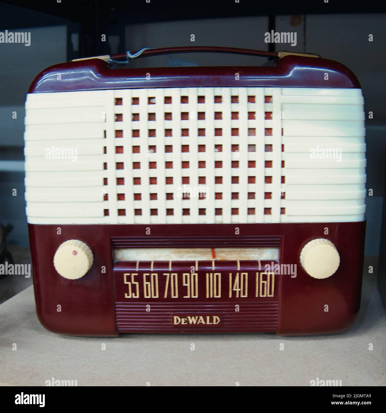 Radio Dewald rétro couleur crème et noyer - ondes AM FM Banque D'Images