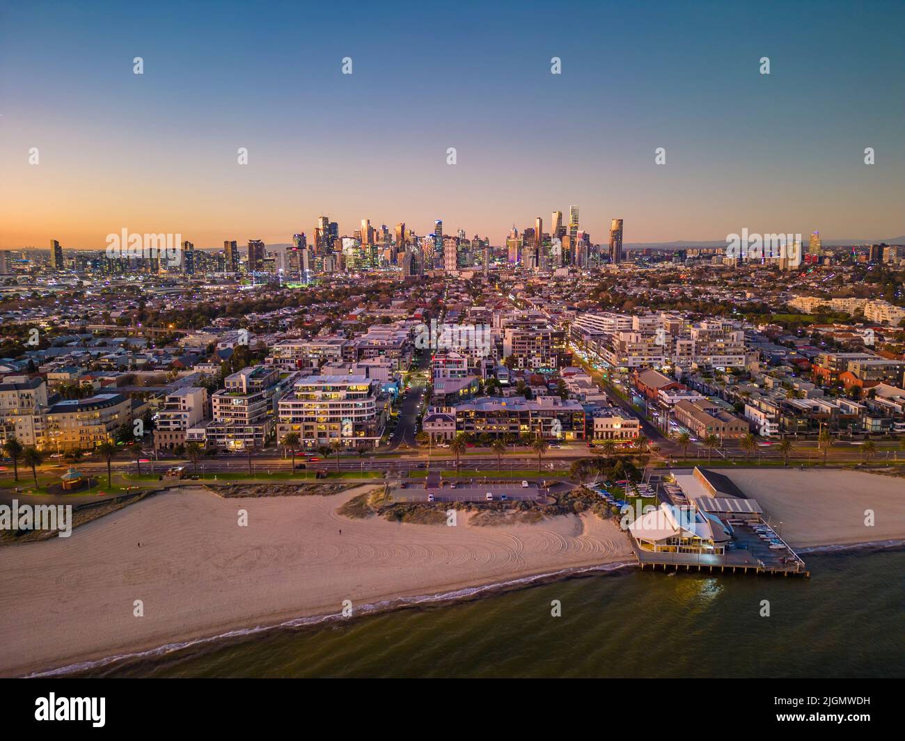 Vue aérienne de la banlieue côtière de Melbourne au coucher du soleil Banque D'Images