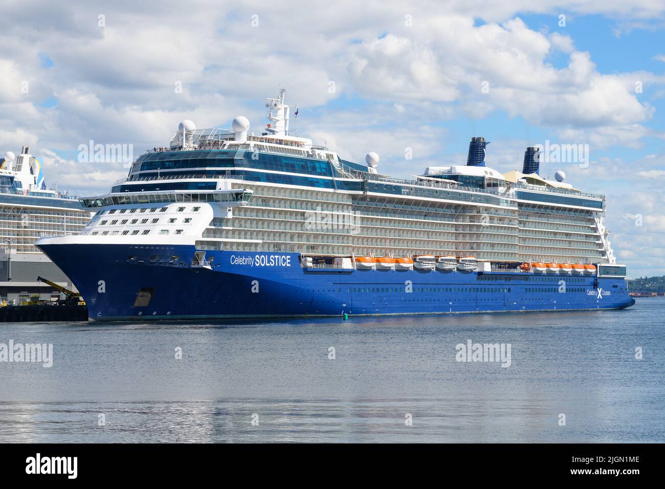 Seattle - 09 juillet 2022 ; bateau de croisière le solstice de célébrité commence à s'éloigner de l'embarcadère 91 à Seattle avec une croisière en Alaska Banque D'Images