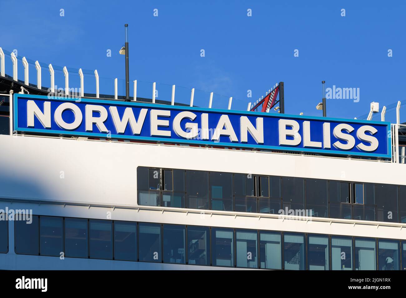 Seattle - 09 juillet 2022 ; plaque en bleu et blanc du navire de croisière NCL Bliss norvégien Banque D'Images