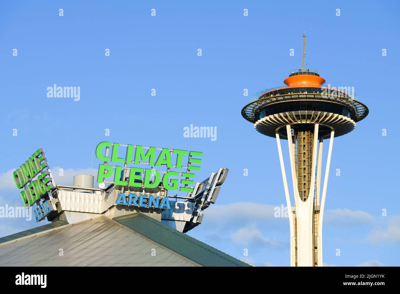 Seattle - 08 juillet 2022; deux icônes du Seattle Center - la plate-forme d'observation de la Space Needle et le signe Climate gage Arena sur le dessus du toit Banque D'Images