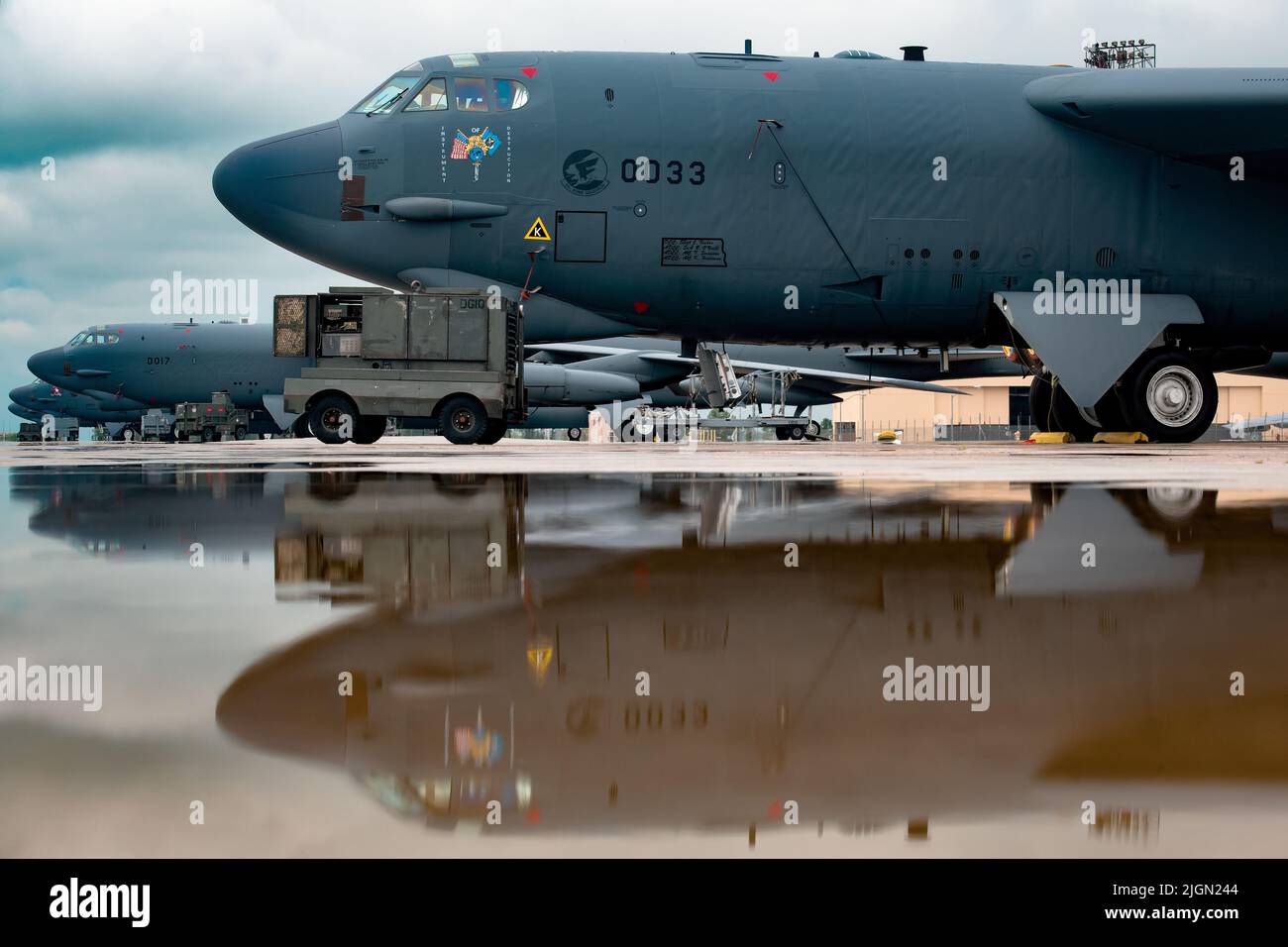 Quatre avions B-52H Stratofortress se trouvent sur la ligne aérienne de 7 juillet 2022, à la base aérienne de Minot, Dakota du Nord. Le B-52H est un bombardier lourd à longue portée, capable de transporter jusqu'à 20 missiles de croisière à air. (É.-U. Photo de la Force aérienne par le premier Airman Michael A. Richmond) Banque D'Images