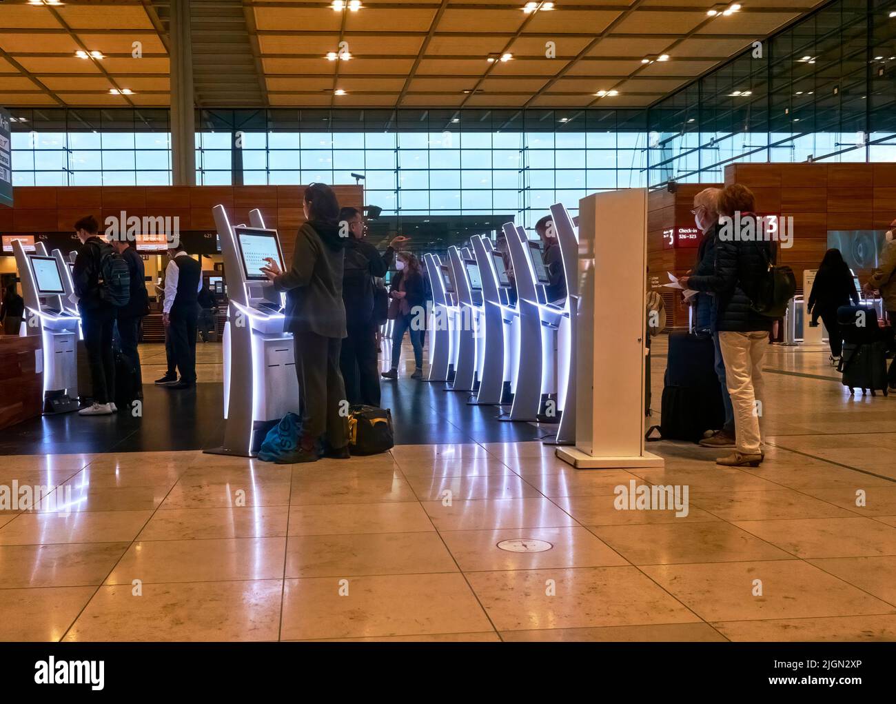 Berlin, Allemagne, 20 juin 2022 : voyageurs aux comptoirs d'enregistrement du nouvel aéroport BER de Berlin Banque D'Images