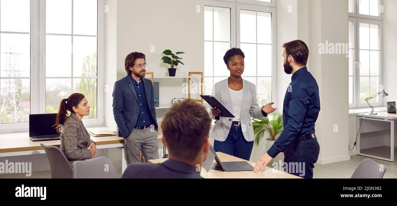 Personnes multiraciales travaillant dans une petite start-up ou une grande entreprise parlant pendant une réunion d'affaires Banque D'Images