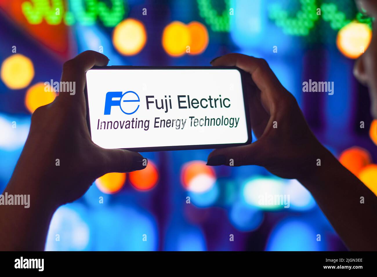 Brésil. 11th juillet 2022. Dans cette illustration, une femme silhouetée tient un smartphone avec le logo Fuji Electric affiché à l'écran. (Photo de Rafael Henrique/SOPA Images/Sipa USA) crédit: SIPA USA/Alay Live News Banque D'Images