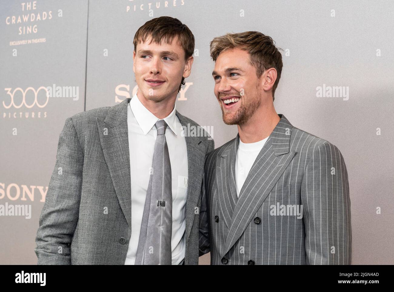 New York, NY - 11 juillet 2022: Taylor John-Smith et Harris Dickinson assister à la première du film 'Where the Crawdads Sing' au Musée d'Art moderne Banque D'Images