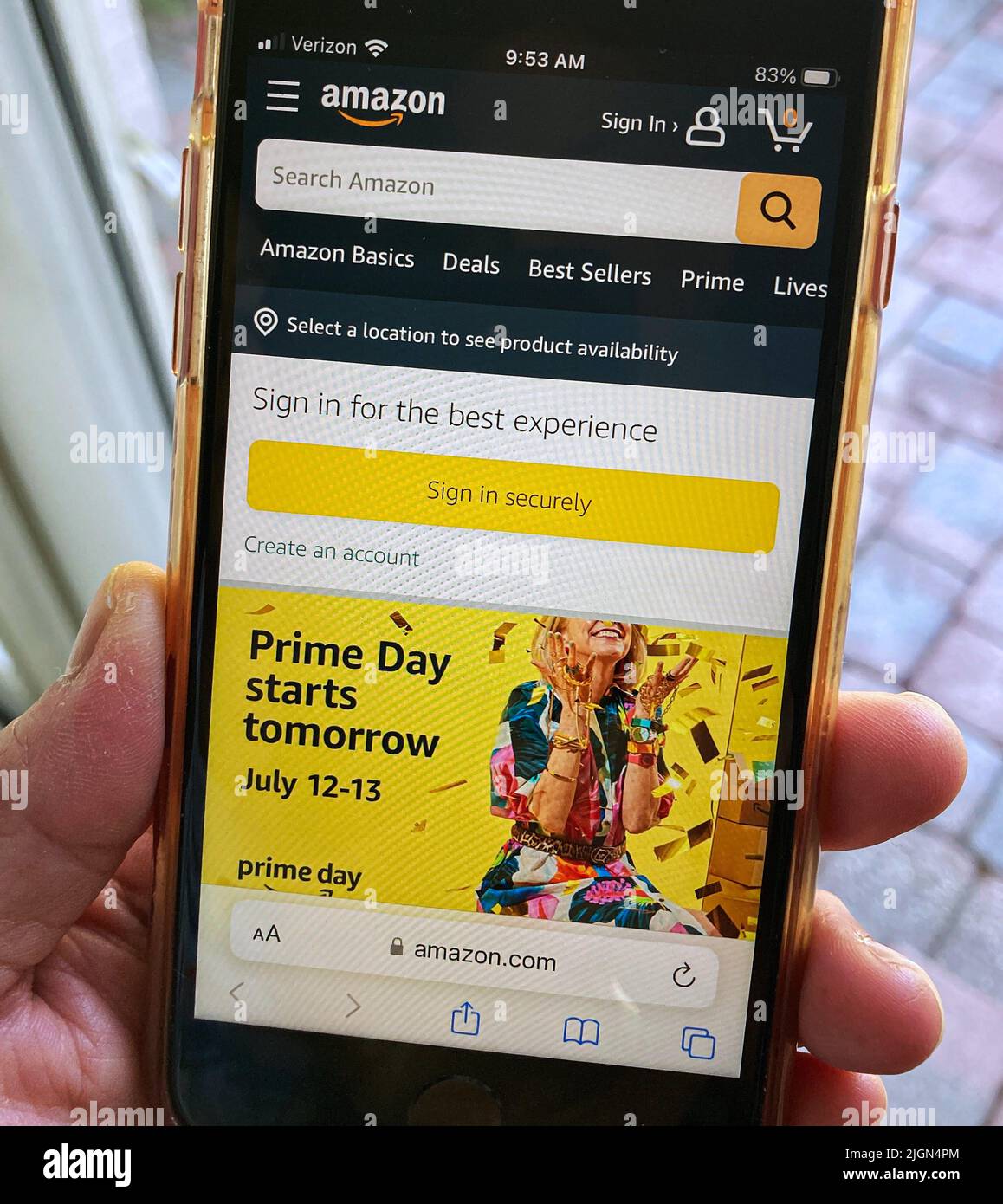 Orlando, États-Unis. 11th juillet 2022. Le site Web Amazon est affiché sur un smartphone la veille de la vente du premier jour qui a lieu cette année sur 12 juillet et 13th. Prime Day est l'événement annuel d'Amazon réservé aux membres Prime, qui propose des offres sur les grandes marques et les petites entreprises. Crédit : SOPA Images Limited/Alamy Live News Banque D'Images