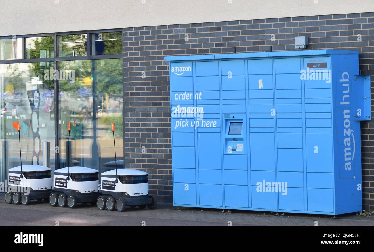 Des robots de livraison Starship attendent à côté d'un casier Amazon. Banque D'Images