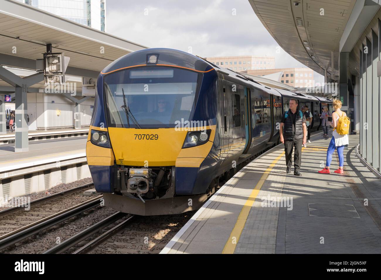 Le train 707029 du sud-est arrive à la gare de London Bridge, Angleterre, Royaume-Uni Banque D'Images