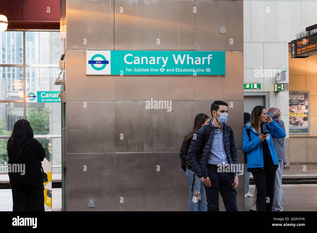 Les navetteurs attendent leur DLR , train léger dockland, train à la gare de Canary Wharf au Royaume-Uni Banque D'Images