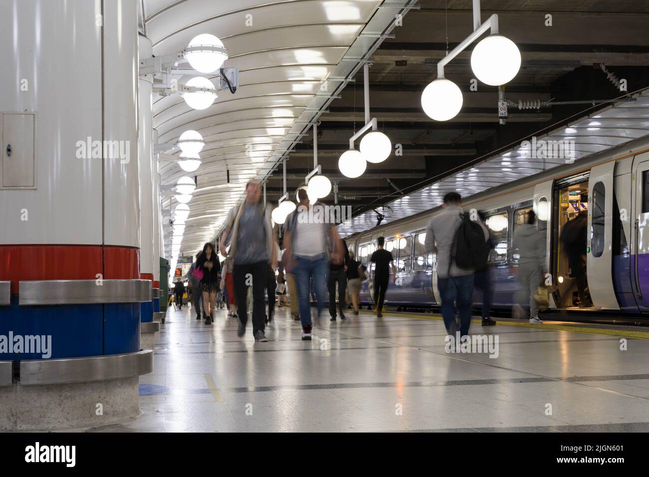 Les navetteurs prennent des trains à la maison dans la soirée dans le terminal de train de Londres Angleterre Royaume-Uni Banque D'Images