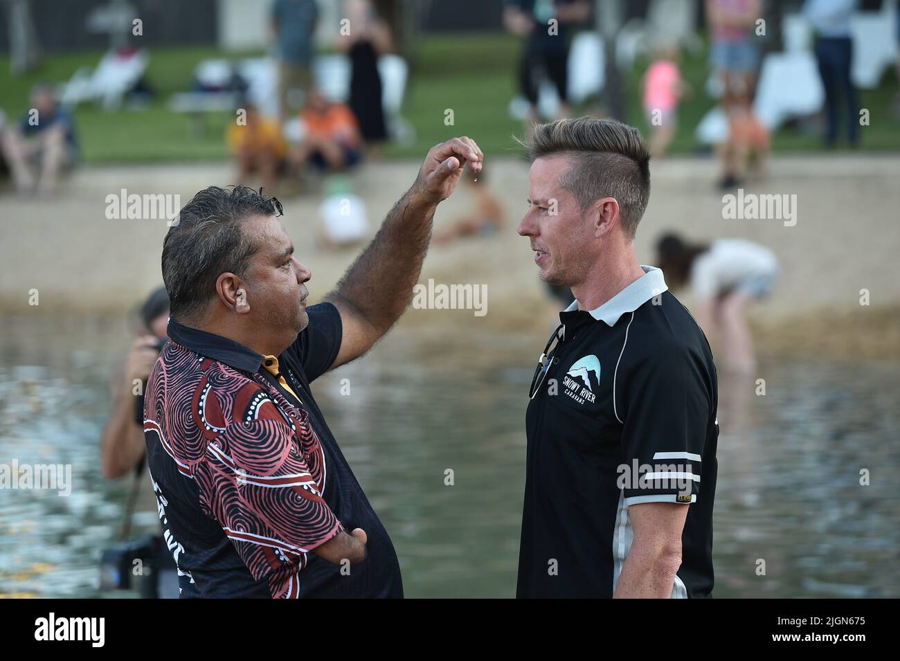 Darwin, Australie. 16 juin 2022. En photo, James Courtney, Flex Racing avec Larrakia Elder, Richard Fejo, qui joue le bal aborigène australien Banque D'Images
