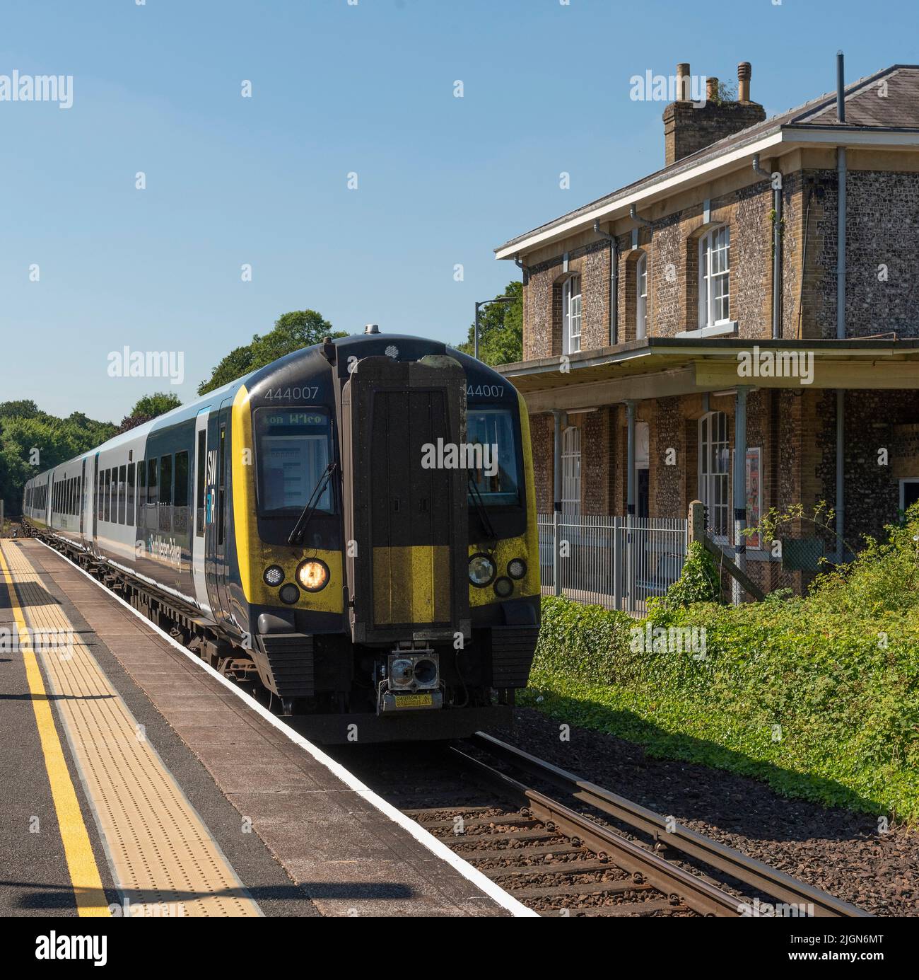 Micheldever, Hampshire, Angleterre, Royaume-Uni. 2022, plate-forme 1 à la gare de Micheldever avec un train du Sud-Ouest qui s'approche de cette gare rurale du Hampshire, Banque D'Images