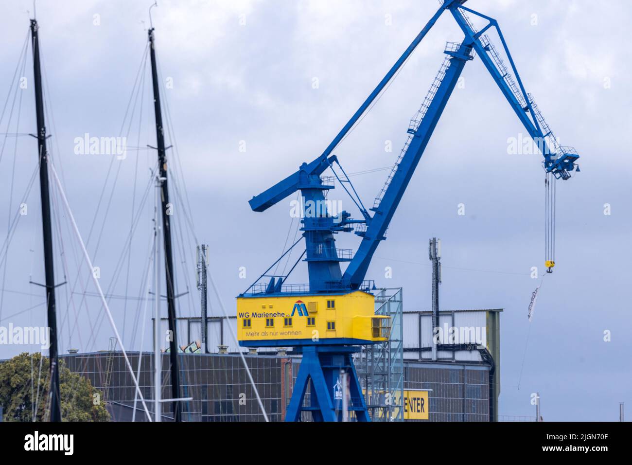 08 juillet 2022, Mecklembourg-Poméranie occidentale, Rostock: À l'avenir, les couples mariés pourront dire 'I do' 30 mètres au-dessus du sol dans la grue de menttage de portail construite en 1976 sur le site de l'ancien chantier naval de Neptun près du port de la ville. La Tradition Förderverein Ostseeschifffahrt met en œuvre le projet élaboré et souhaite accueillir les premières fêtes de mariage dans l'ancienne grue à dérailler, qui est un bâtiment classé depuis 2005, cette année. Un ascenseur en verre est actuellement en cours d'installation à côté de la grue, de sorte que jusqu'à 30 invités de mariage peuvent atteindre l'ancienne salle des machines, que j'ai Banque D'Images